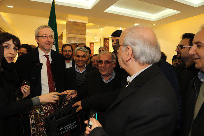 http://www.idro.ir/fa-ir/PublishingImages/951120-%20moozeh%20farsh%20zanjan.jpg